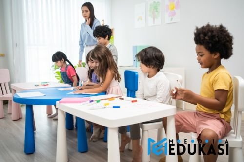 5 Cara Menjadi Guru yang Menginspirasi, Bukan Sekadar Memberi Tugas