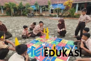 Belajar dengan Permainan Ular Tangga Edukatif – Buat ular tangga raksasa dari kertas koran untuk materi IPA atau matematika.