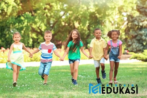 Berjalan di Jalur Imajinasi – Siswa berjalan melalui tahapan proses (misal: siklus air).