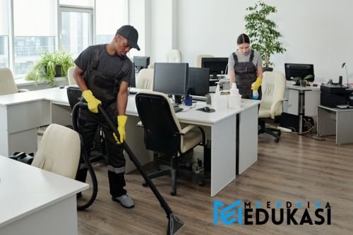 Bersihkan ruang kerja dan tidur secara rutin.