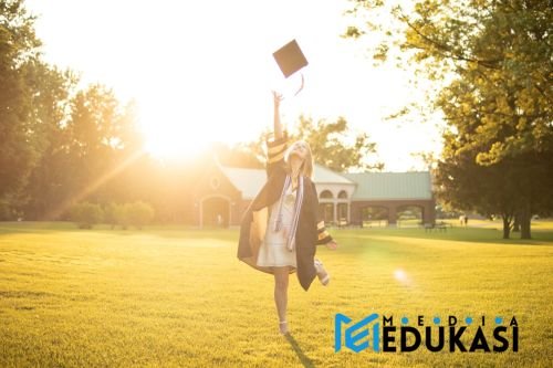 Bongkar Rahasia Essay Beasiswa: Auto Lolos Seleksi?