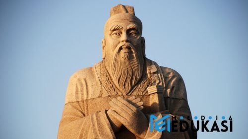 Confucius: Ajaran moral dan etika sebagai dasar pendidikan di Tiongkok kuno.