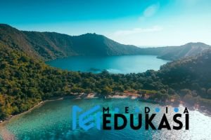 Danau Laut di Pulau Moyo: danau air asin yang terbentuk alami.