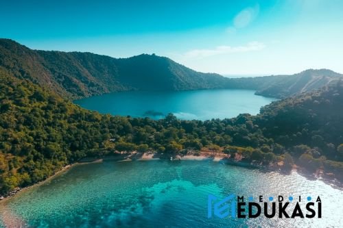 Danau Laut di Pulau Moyo: danau air asin yang terbentuk alami.