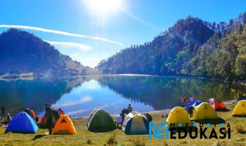 Danau Ranu Kumbolo: danau di kaki Mahameru yang mistis.