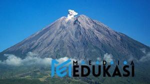 Eksplorasi Gunung Semeru: dari savana Teletubbies hingga puncak Mahameru.