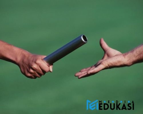 Estafet Jawaban – Tim berlomba menuliskan jawaban di papan tulis.