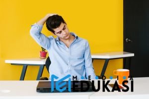 Gerakan peregangan leher dan bahu saat bekerja di depan komputer.