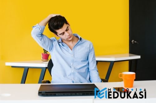 Gerakan peregangan leher dan bahu saat bekerja di depan komputer.