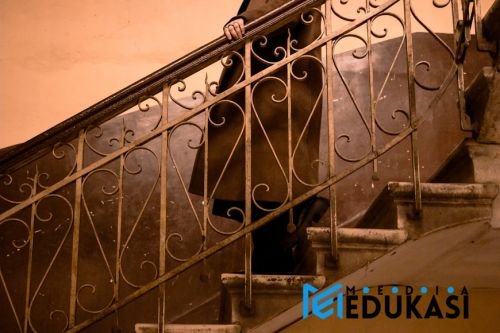 Gunakan tangga daripada lift untuk latihan ringan sehari-hari.