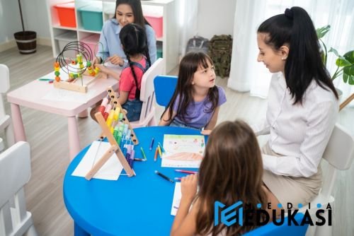 Guru Bukan Hanya Pengajar, Tapi Pemimpin di Kelas