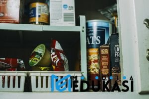 Hindari makanan olahan: baca label kemasan dengan bijak.