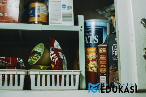 Hindari makanan olahan: baca label kemasan dengan bijak.