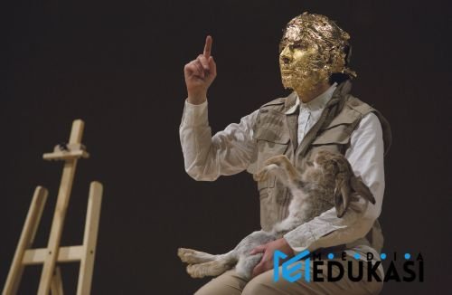 How to Explain Pictures to a Dead Hare oleh Joseph Beuys: Seni sebagai Ritual dan Pencerahan