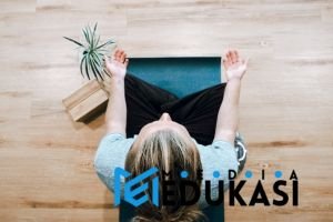 Ikut kelas online yoga atau stretching gratis.