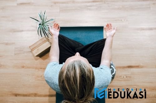 Ikut kelas online yoga atau stretching gratis.