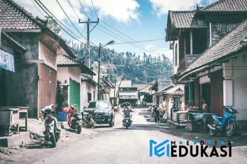 Jalan-Jalan Sendiri: Rahasia Jadi Lebih Mandiri dan Tangguh