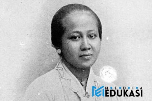 Kartini: Guru melalui surat dan pemikiran untuk emansipasi perempuan.