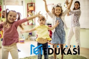 Kelas Berpindah Tempat (Moving Class) – Belajar di halaman  taman  atau teras sekolah.