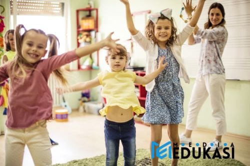 Kelas Berpindah Tempat (Moving Class) – Belajar di halaman  taman  atau teras sekolah.