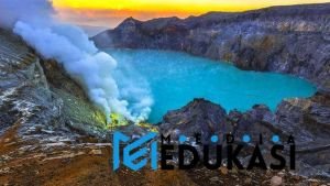 Keunikan Gunung Ijen dengan api biru (blue fire) di malam hari.