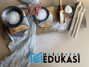 Kurangi konsumsi garam dengan menghindari makanan kalengan.