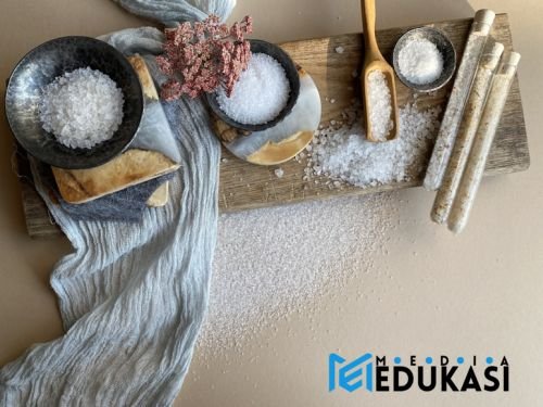 Kurangi konsumsi garam dengan menghindari makanan kalengan.