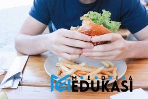 Makan pelan-pelan agar otak bisa merasa kenyang.