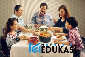 Makan tanpa distraksi (no HP no TV).