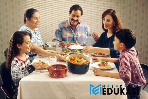 Makan tanpa distraksi (no HP  no TV).