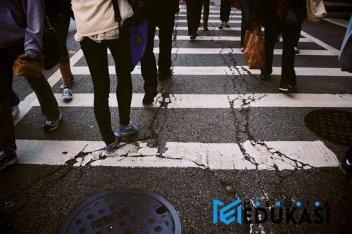 Manfaat jalan kaki 10.000 langkah sehari dan cara mencapainya.