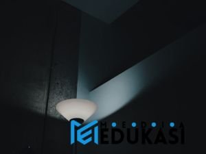 Matikan lampu lebih awal untuk tidur lebih cepat.