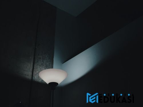 Matikan lampu lebih awal untuk tidur lebih cepat.