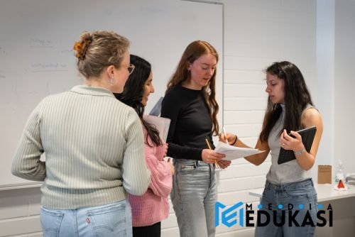 Menggunakan Model Pembelajaran Examples Non Examples untuk Materi Abstrak