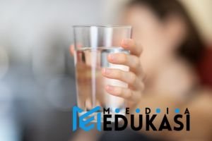 Minum 8 gelas air putih sehari: manfaat dan cara mencapainya.