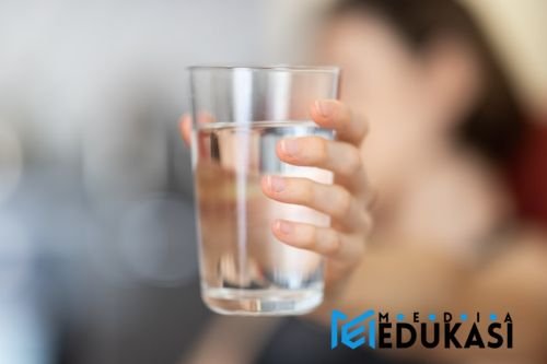 Minum 8 gelas air putih sehari: manfaat dan cara mencapainya.