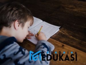 Model Pembelajaran Service Learning: Mengintegrasikan Pembelajaran dengan Kegiatan Sosial
