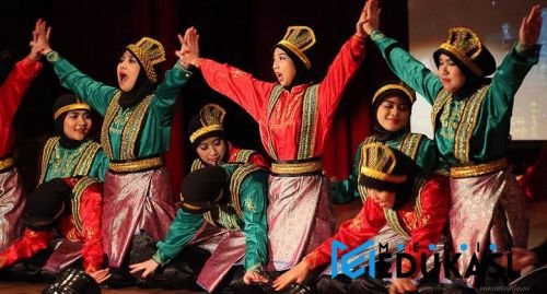 Pembelajaran dengan Tari Daerah – Integrasikan budaya lokal ke pelajaran sejarah/seni.