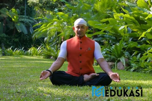 Praktikkan meditasi singkat (5–10 menit) di pagi hari.