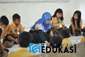 Role Play Sehari-hari – Siswa memerankan tokoh sejarah  profesi  atau karakter cerita.