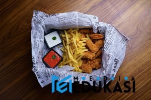 Siapkan bekal makanan sehat dari rumah.