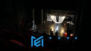 Teater Bayangan dengan Senter – Gunakan tangan dan kardus untuk membuat bayangan cerita.