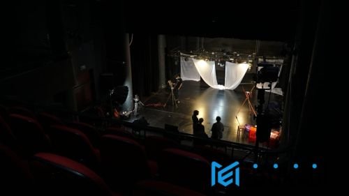 Teater Bayangan dengan Senter – Gunakan tangan dan kardus untuk membuat bayangan cerita.