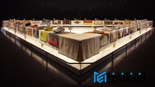 The Dinner Party oleh Judy Chicago: Feminisme dalam Seni dan Reclaiming Sejarah Perempuan