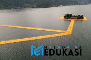 The Floating Piers oleh Christo dan Jeanne-Claude: Seni yang Mengundang Manusia Berjalan di Atas Air
