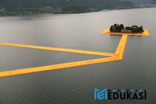 The Floating Piers oleh Christo dan Jeanne-Claude: Seni yang Mengundang Manusia Berjalan di Atas Air