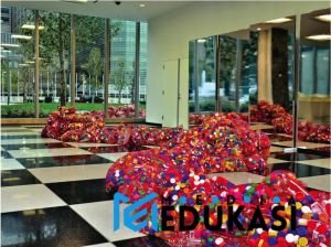 The Garbage Patch State oleh Maria Cristina Finucci: Menyuarakan Polusi Laut Melalui Instalasi