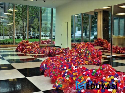 The Garbage Patch State oleh Maria Cristina Finucci: Menyuarakan Polusi Laut Melalui Instalasi