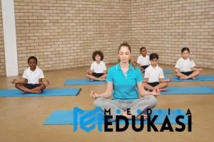 Yoga Edukatif Singkat – Gerakan ringan sambil menyebutkan fakta pelajaran.
